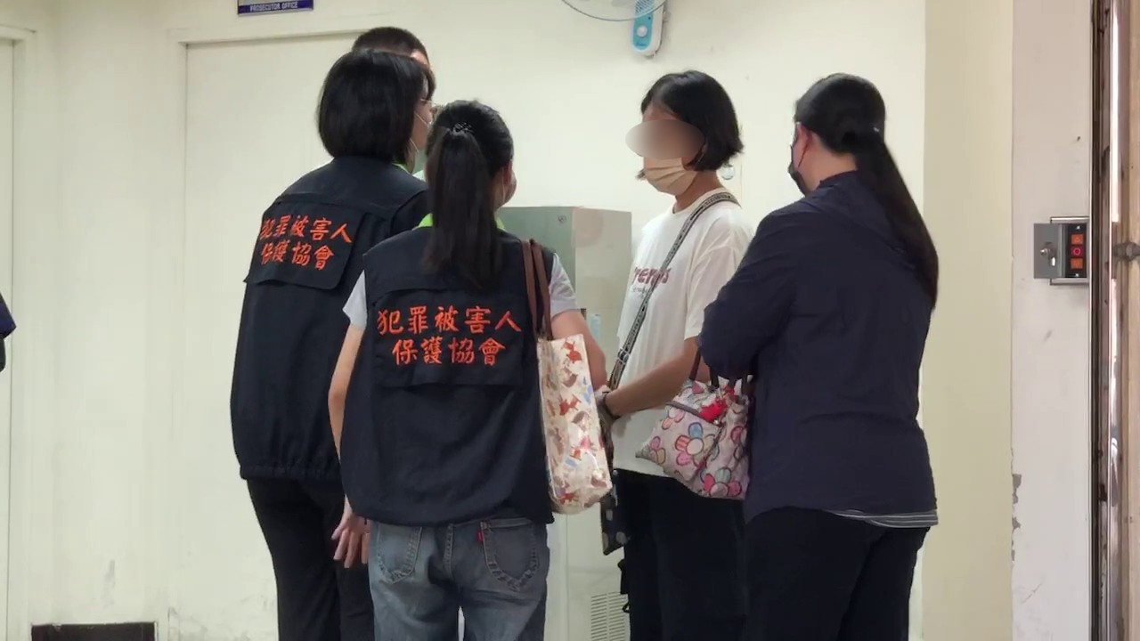 ▲2寶爸半夜出門捕魚遭撞死，妻子悲痛認屍。（圖／記者王俊勝 翻攝）